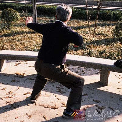 马步站桩的正确姿势马步站桩伤膝盖吗