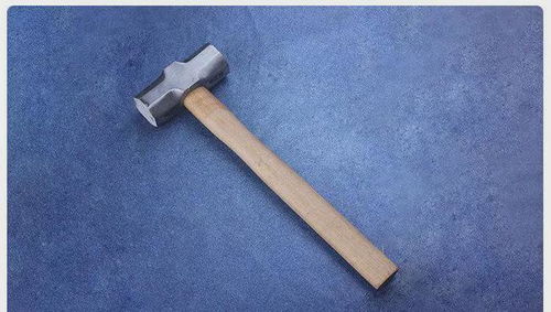 扣球经常是一锤定音,又根据她的姓,宋世雄就一下想到了铁榔头这个