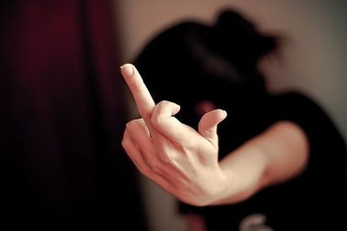 竖中指是一种表示情绪的动作,意义多为鄙视.