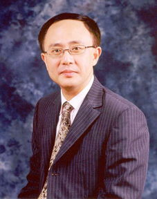 德国图宾根大学博士,英国伦敦国际战略研究所资深会员,凤凰卫视评论员