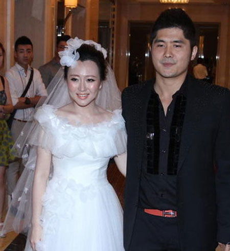 石磊是潘长江女儿潘阳的丈夫,出生于音乐世家,在香港长大,美国留学时