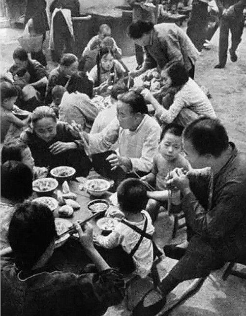 大锅饭的概念,最早可追溯到1958年人民公社的出现,同样是与大跃进加速