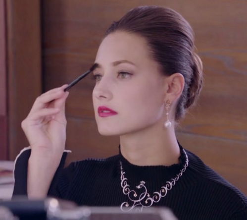 中文说的是相当流利,虽然《囧妈》的评分不高,但是却火了欧丽娅,想必