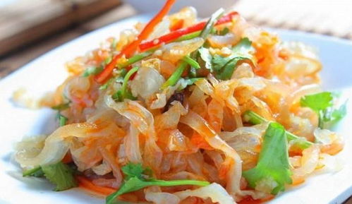 而且经过焯水后的海蜇丝在食用上会更安全