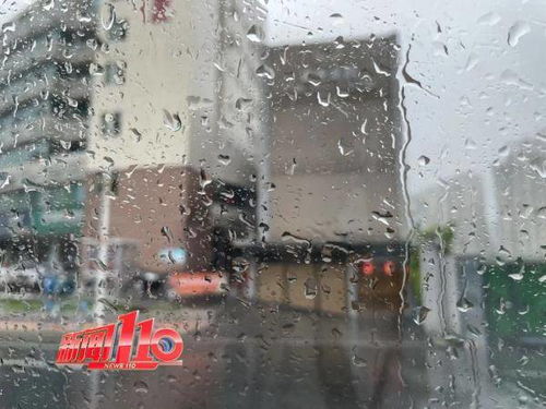 倾盆大雨意思相近的此:滂沱大雨,暴雨如注,瓢泼大雨,瓢盆大雨,大雨如