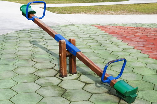 跷跷板原理是杠杆原理,人对跷跷板的压力是动力和阻力,人到跷跷板的