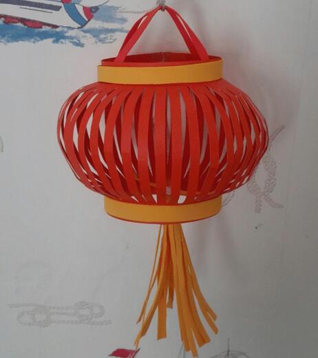 在长条两端打孔,把一条红色的缎带对折,间隔相同间距,得到立体的灯笼.