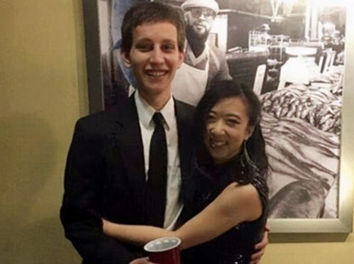 杨舒平想回祖国之后就业,但现在看来上班是没有希望了,也只能遛狗打发