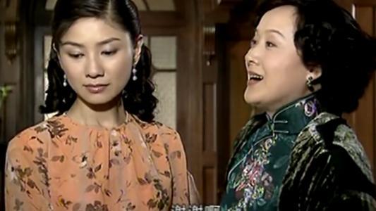 影片讲述民国1919年,从山东流落到北京的小乞丐栾学堂,由于得知掌柜的