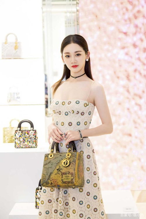 一般女生的升高都在160公分左右,167公分的身高让她看起来非常协调,穿