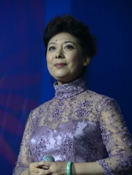 关牧村的第一次婚姻生活并不美满,前夫王星军认为她不会折腾,常说:"我