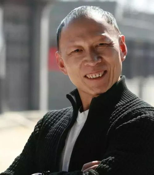 饰演反派人物的演员李明现在非常健康.