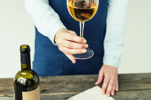 下面介绍一下国家陪酒师的标准:1,正常标准 国家3级陪酒员纯粮60度