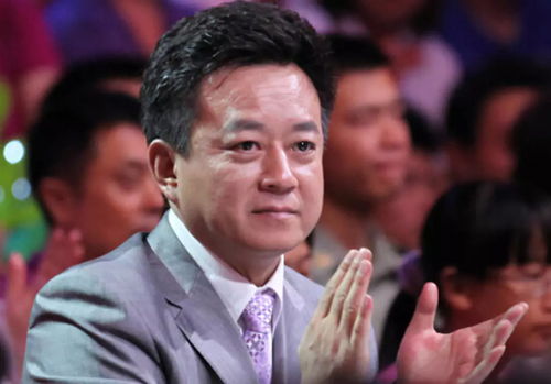 节目暂时已经停播了,央视主持人朱军将接替毕福剑主持《星光大道》,望