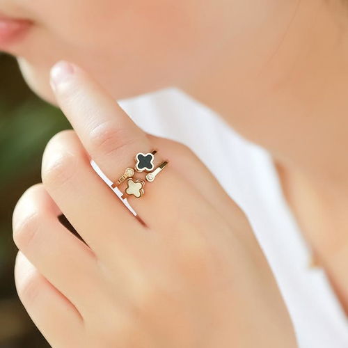 女生右手食指戴戒指什么意思