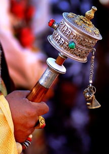 转经筒又称嘛呢经筒,转经桶等,与八字真言和六字真言有关,藏传佛教