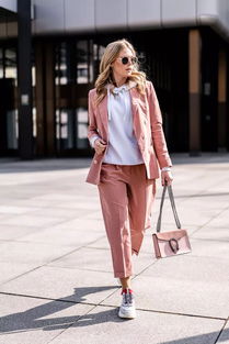 白色连帽卫衣,该如何搭配才时尚?