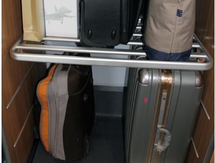 坐高铁行李箱可以放在:1,大件行李.