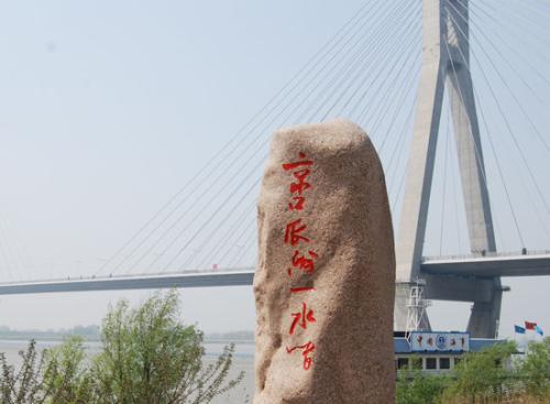 京口瓜洲一水间的下一句