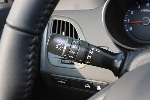 汽车的灯光包括行车灯,近光灯,远光灯,雾灯,转向灯,倒车灯等几种.