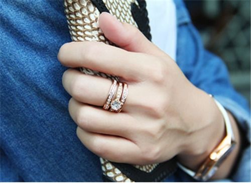 男士戒指戴左手还是右手已婚男士戒指戴左手还是右手