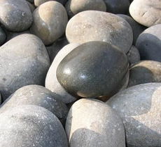 沙滩上有许多圆润的鹅卵石,你知道它们是怎样形成的吗?