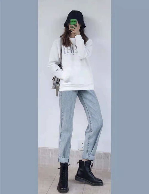 白色卫衣怎么搭配好看