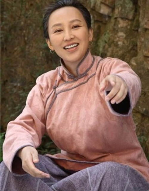 当时的岳丽娜只有16岁,年轻时候的爱情总是那么坚定而