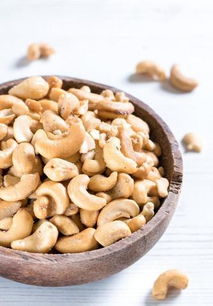 减肥的人可不可以吃坚果类的东西,会不会很油,腰果和碧根果怎么样,每天