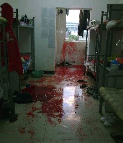 马加爵把他们一一藏在宿舍的衣柜内,用黑色塑料袋扎住头部,防止血流