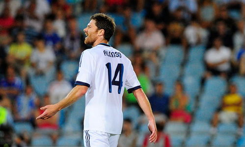 德国足球运动员赛巴斯是由哪只球队转会到拜仁慕尼黑?