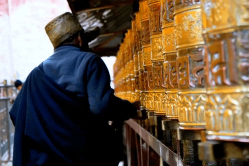 转经筒的意义香格里拉转经筒的意义