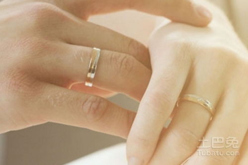 女士右手无名指戴戒指代表什么(女人右手无名指戴戒指是什么意思 – 我爱钻石网官网)