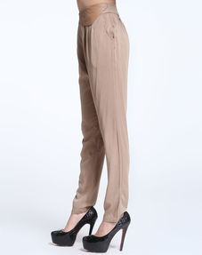 很多女人都喜欢的卡其色,那么,卡其色裤子搭配什么颜色上衣外套好看呢