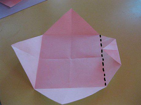 方法:1,取彩色的纸一张,必须是正方形,如不是,请先行裁剪.