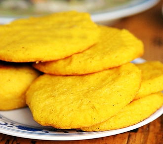 玉米面饼子好像在一些北方菜馆比较多见,尤其是在东北馆子,算是以粗粮