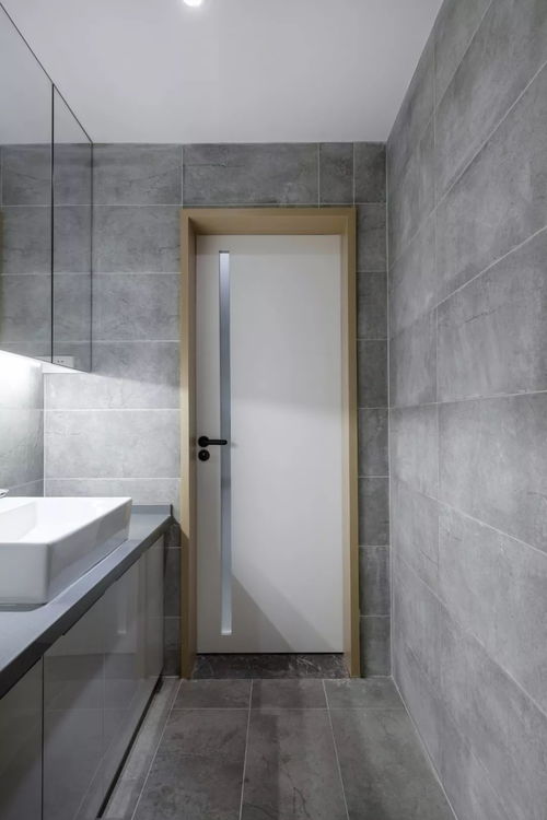 厕所门可以装在门外.优点是可以节省卫生间的空间,更安全方便,很美观.