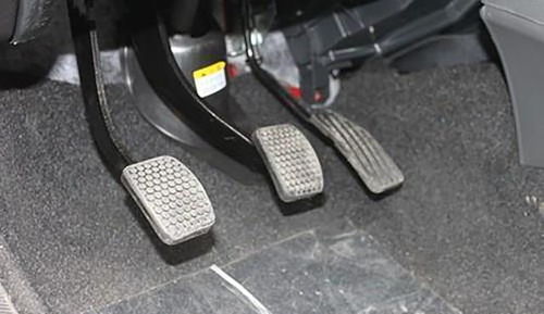 汽车离合刹车油门的位置示意图自动挡,汽车离合刹车油门的位置示意图