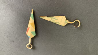 如何用纸张折飞镖?