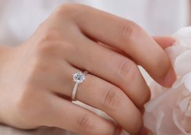 求婚戒指戴在哪个手指头(求婚戒指应该戴在哪个手指头上?)