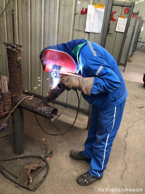 但是一定要保证焊条和材质的角度,还是站姿焊接和蹲紫焊接人的姿势