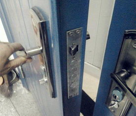 老式防盗门锁开锁方法:1,填钥匙槽先准备一些锡纸,然后将锡纸放在一个