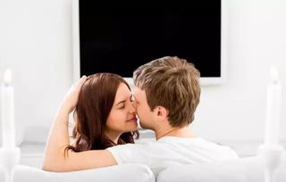 如何第一次接吻,两个人都不会