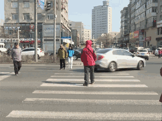 行人闯红灯曝光合适吗