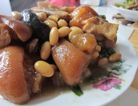 猪脚炖黄豆香菇的做法