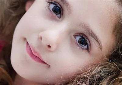 眼睛泪沟怎么消除