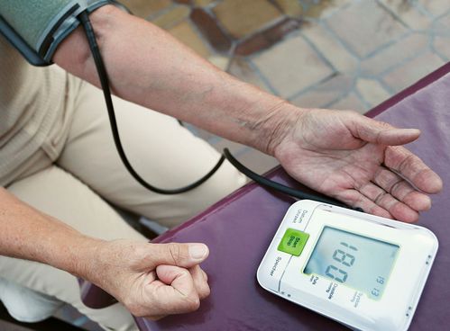 老人血压190立马怎么处理