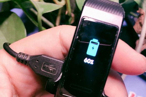 华为荣耀手环3不充电器的话无法开机的,使用方法如下:1.