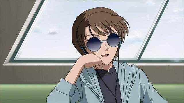 在《机动战士高达》中,塞拉·玛斯是夏亚的亲妹妹,而夏亚正是赤井秀一