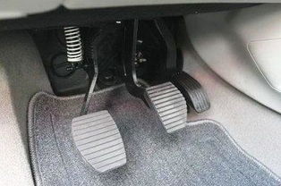 油门刹车离合器的位置分别如下:1,自动挡汽车只有两个踏板,由左至右